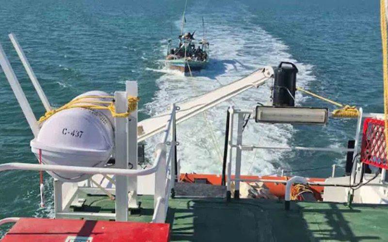  پاکستانی کشتی کو انڈین کوسٹ گارڈ نے قبضہ میں لےلیا۔ عملے کے 11 ارکان گرفتار